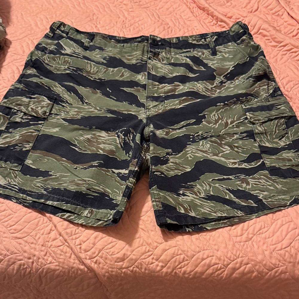 Men's Green Camouflage Cargo Shorts XL